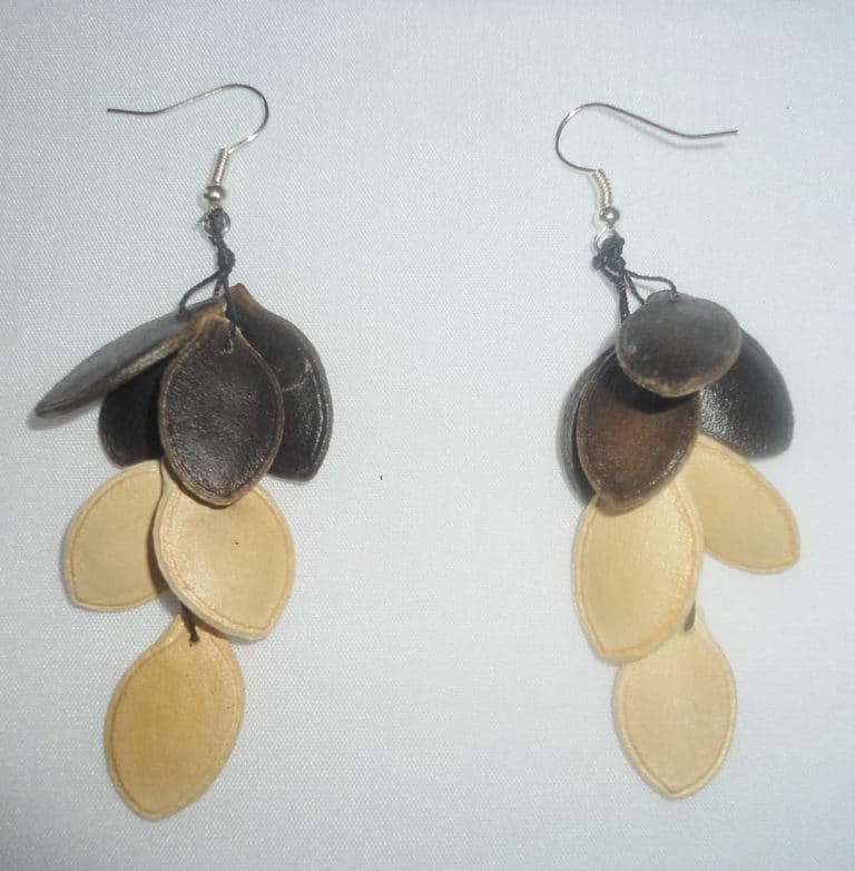 Pendientes artesanales con semillas naturales, ideales para moda migrante y cultura latinoamericana. Diseño único y ecológico que refleja identidad y tradición en accesorios de moda.