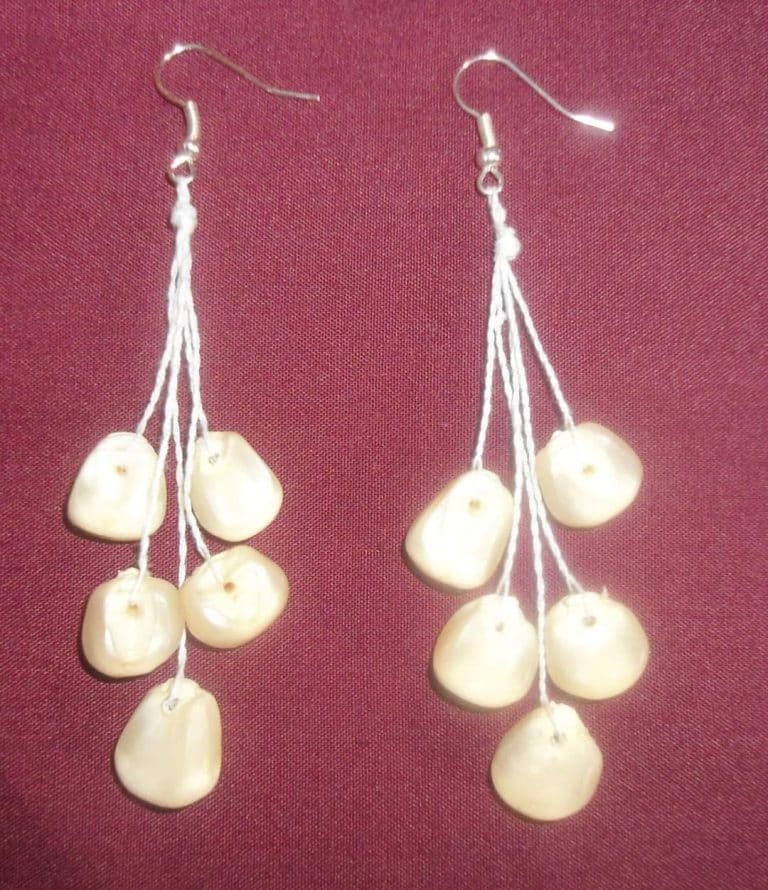 Pendientes de concha blanca con cordón blanco, accesorios de moda para inmigrantes y sus comunidades.