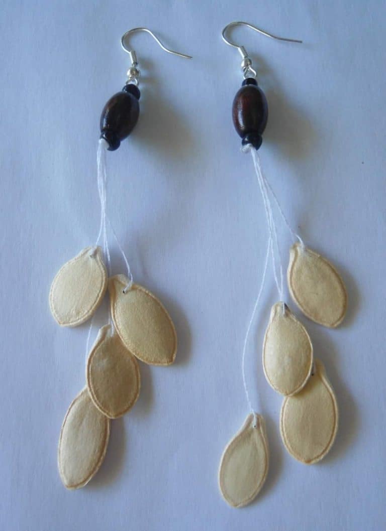 Pulsera y pendientes artesanales de semillas y madera, accesorios de moda sostenibles, hechos a mano para promover la cultura y el arte en la comunidad.