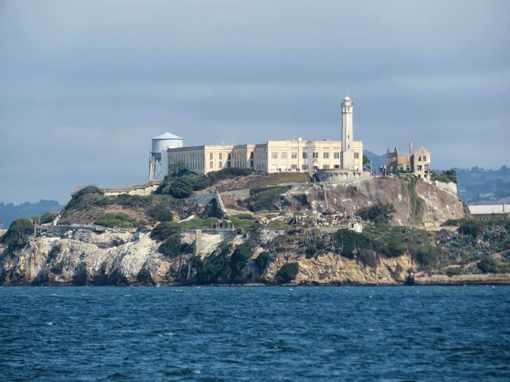 Faro de San Francisco en San Francisco, vista del famoso mirador y la prisión de Alcatraz desde la bahía de San Francisco.