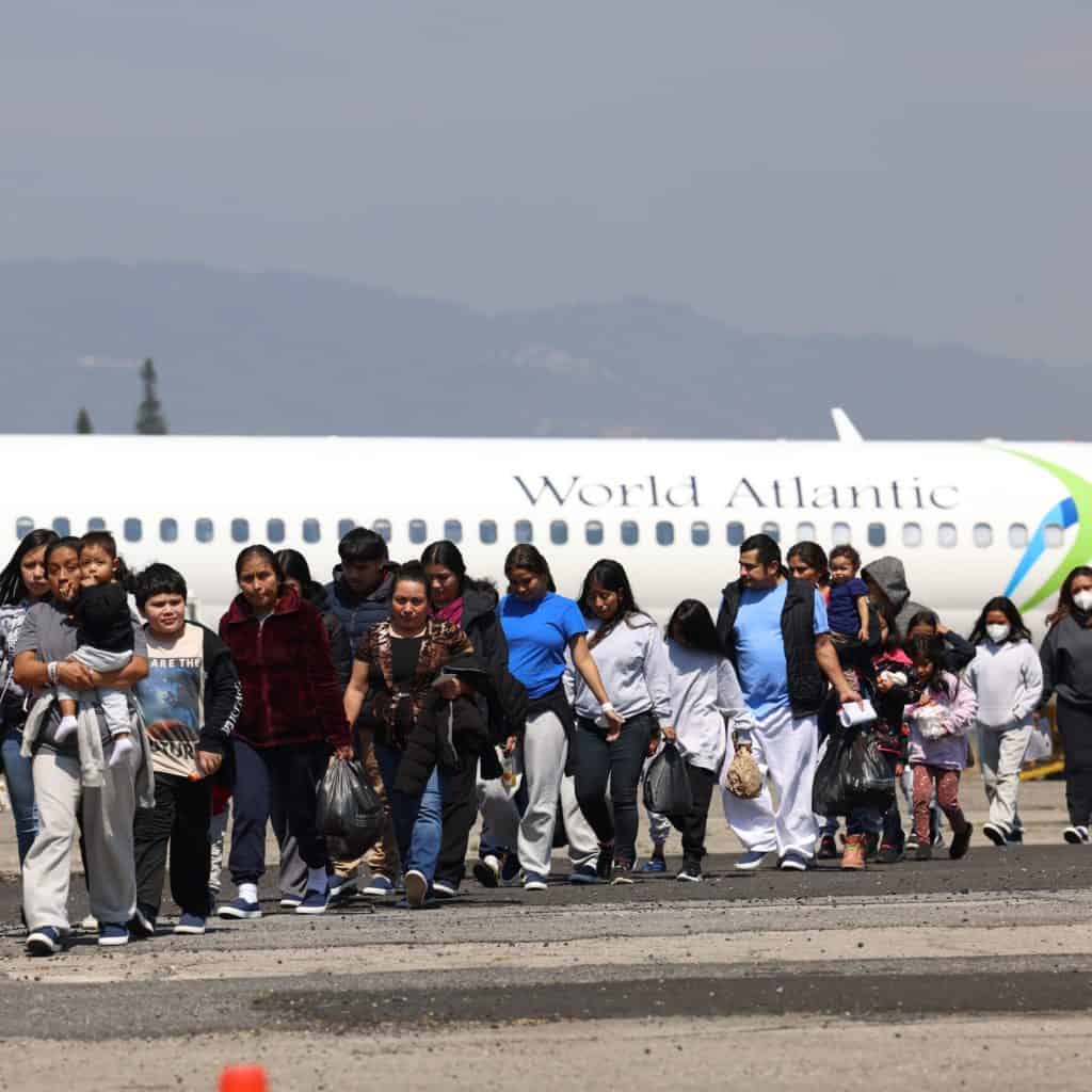 Vuelos de migrantes y refugiados en el aeropuerto, personas con maletas y niños en proceso de emigración, en el contexto de SoyMigrante.com REVISTA sobre migración y derechos. – SoyMigrante.com REVISTA