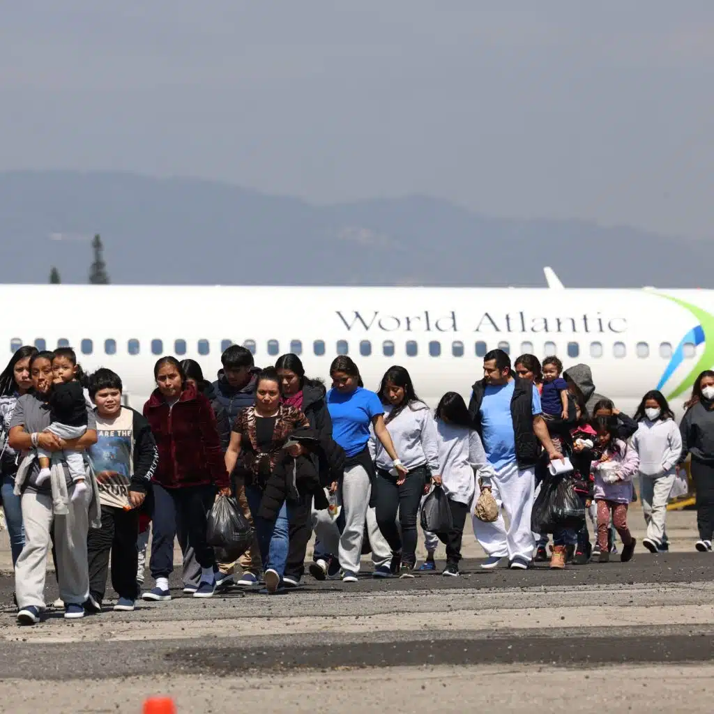 Vuelos de migrantes y refugiados en el aeropuerto, personas con maletas y niños en proceso de emigración, en el contexto de SoyMigrante.com REVISTA sobre migración y derechos. – SoyMigrante.com REVISTA