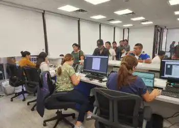 Oficina de atención en el immigrante en un centro de servicios, con personas esperando y personal asistiendo, en un ambiente moderno y eficiente en gestión migratoria.