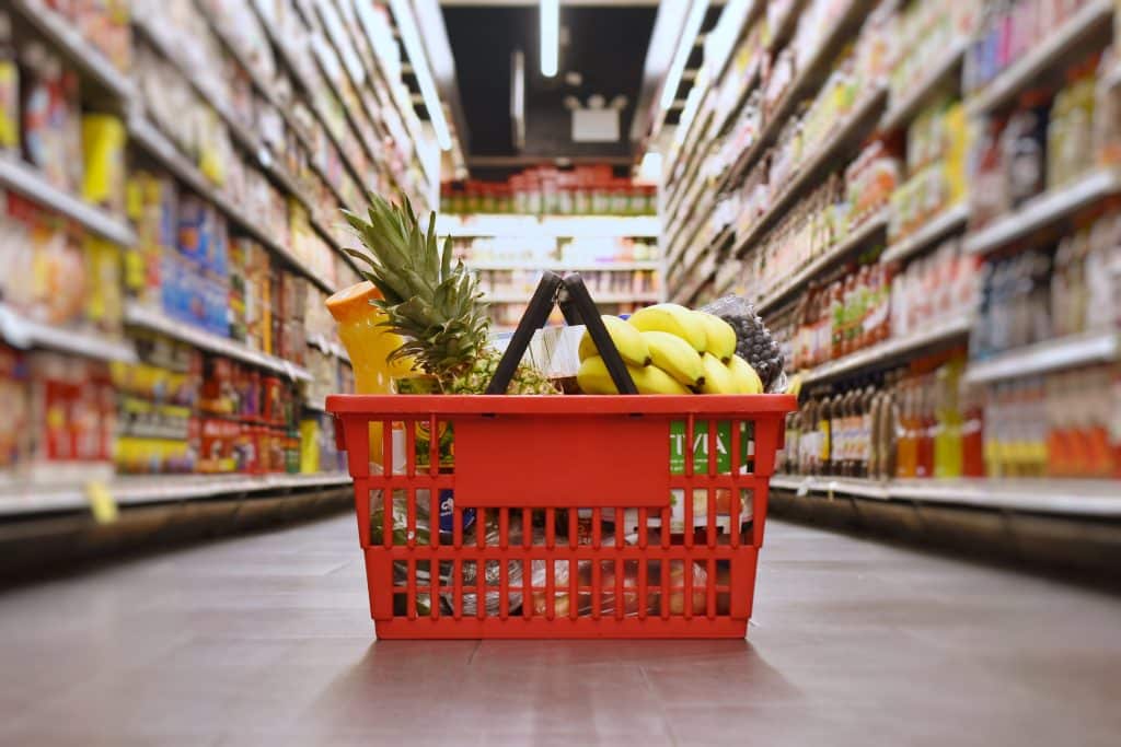 Frutas tropicales en cesta de compras en supermercado, enfoque en alimentos saludables, alimentos frescos y productos para consumidores que buscan estilo de vida saludable. – SoyMigrante.com REVISTA