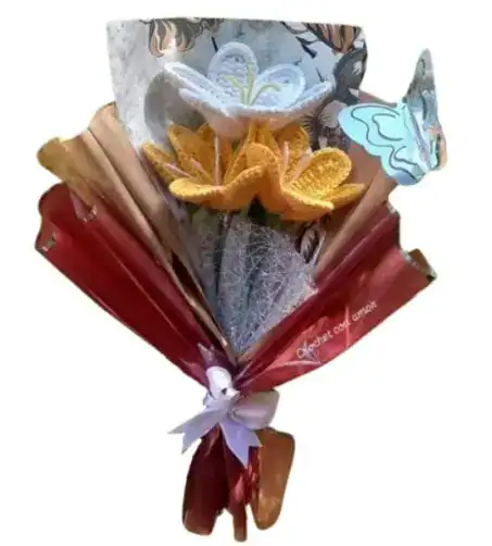 Churro decorado con flores y frutas en un hermoso ramo, ideal para regalar y celebrar ocasiones especiales. – SoyMigrante.com REVISTA