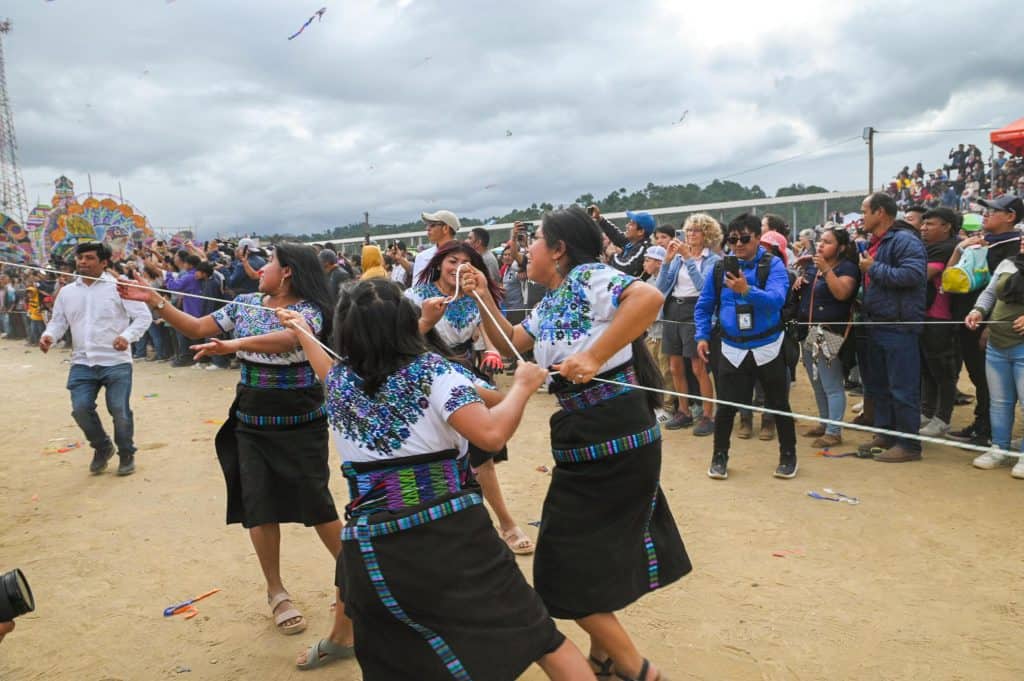 Bailarinas tradicionales en celebración folklórica mexicana durante festival cultural con espectadores y decoraciones coloridas. – SoyMigrante.com REVISTA