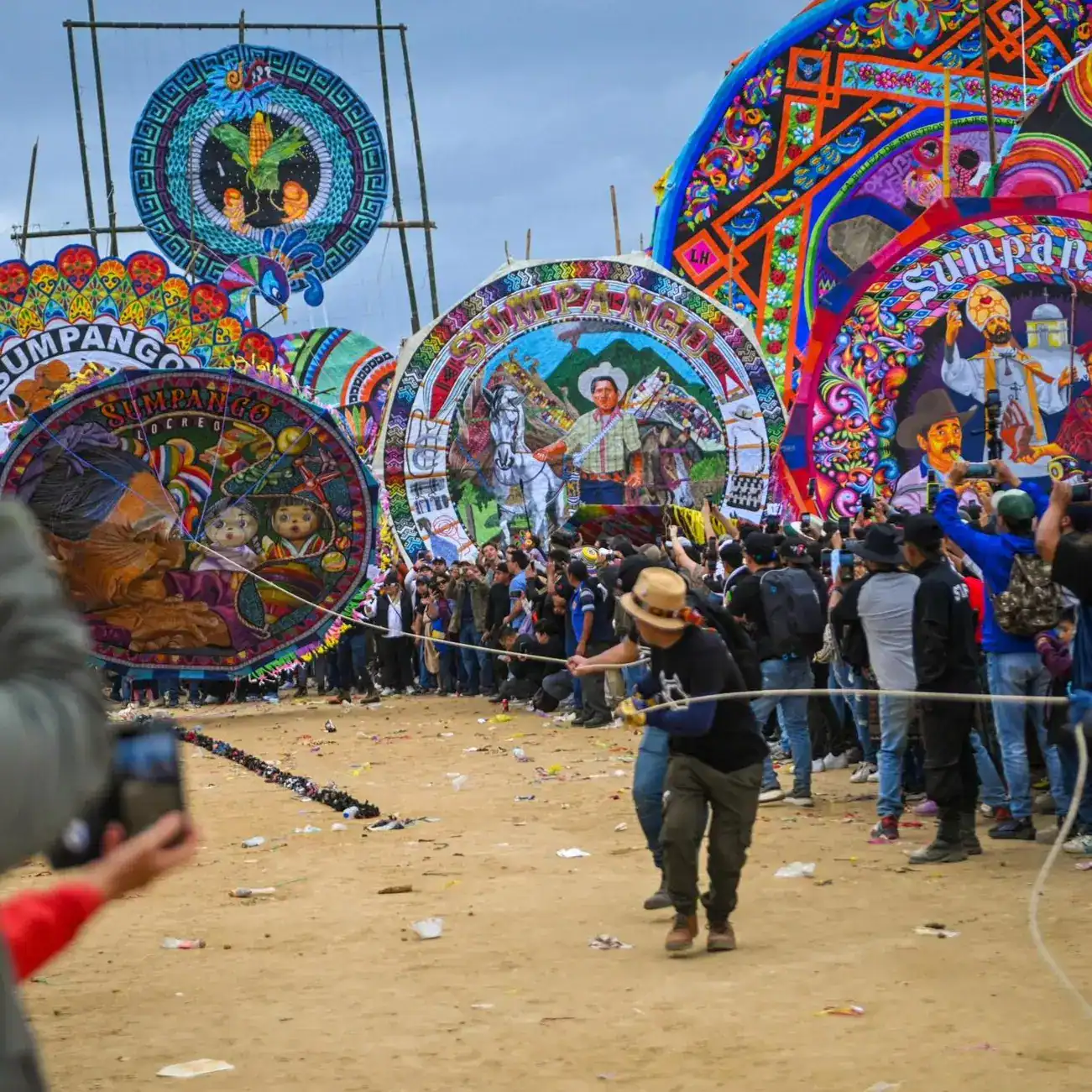 Colores vivos y festivales tradicionales con grandes piñatas en celebración mexicana, mostrando cultura, comunidad y orgullo cultural en un evento popular del país.