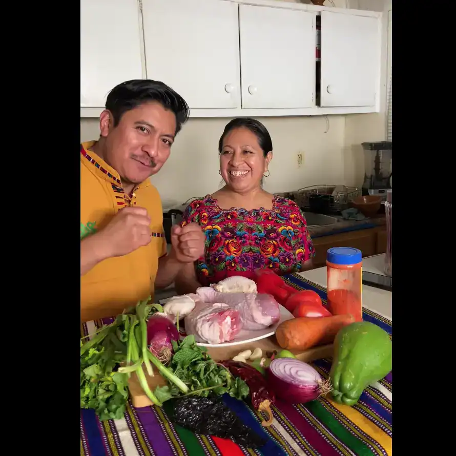 ¿Y qué tal un kak’ik en Acción de Gracias? Migrantes guatemaltecos Carlos y Lidia lo preparan así