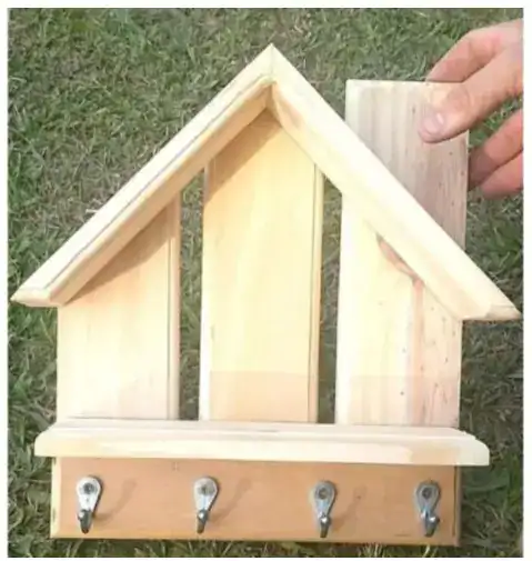 Casa de madera decorativa con ganchos para llaves, idea DIY para organizar en el hogar. Diseño rústico y funcional para mantener tus llaves en orden y decorar con estilo. – SoyMigrante.com REVISTA