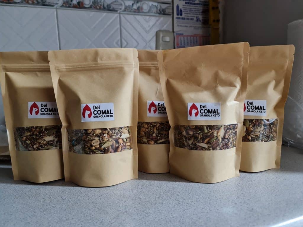 Granos keto en bolsas kraft, producto saludable y natural, ideal para una alimentación low carb, saludable y sin gluten, promocionado por Del Comal en Revista SoyMigrante.com. – SoyMigrante.com REVISTA