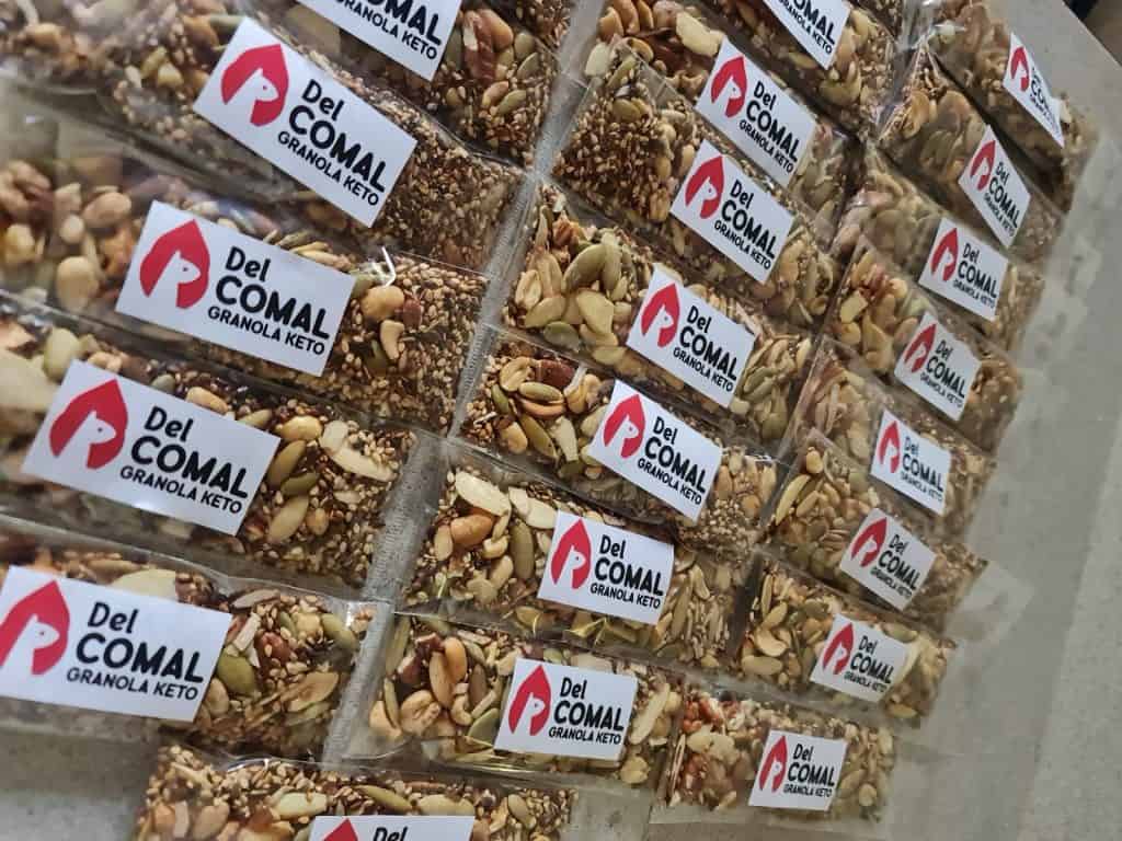 Dulces keto con nueces y semillas en empaques con etiqueta del logotipo del Comal, ideales para una alimentación saludable y baja en carbohidratos. – SoyMigrante.com REVISTA