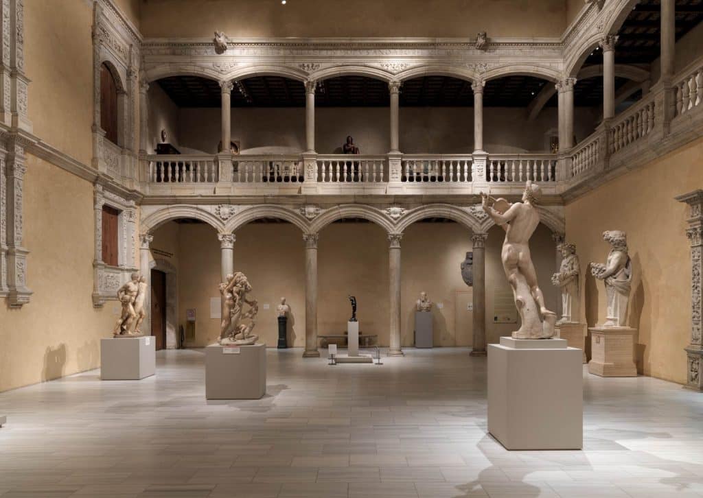 Escultura clásica en museo de arte, exhibición de estatuas en espacio cultural histórico y artístico, obras de arte en mármol en galería de esculturas antigua.