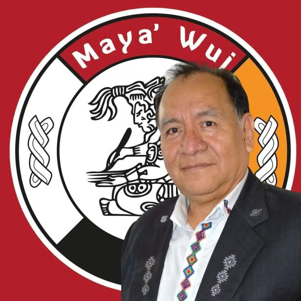 Imagen de un hombre con vestimenta tradicional mexicana frente al logo de la revista SoyMigrante.com, destacando temas de migración, cultura y derechos migrantes en México. – SoyMigrante.com REVISTA