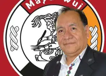 Imagen de un hombre con vestimenta tradicional mexicana frente al logo de la revista SoyMigrante.com, destacando temas de migración, cultura y derechos migrantes en México.