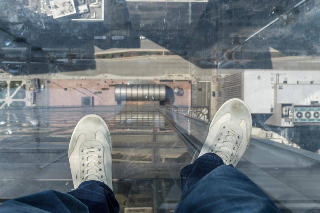 Seguridad en edificios altos, vista desde la cima de un rascacielos en una ciudad moderna.