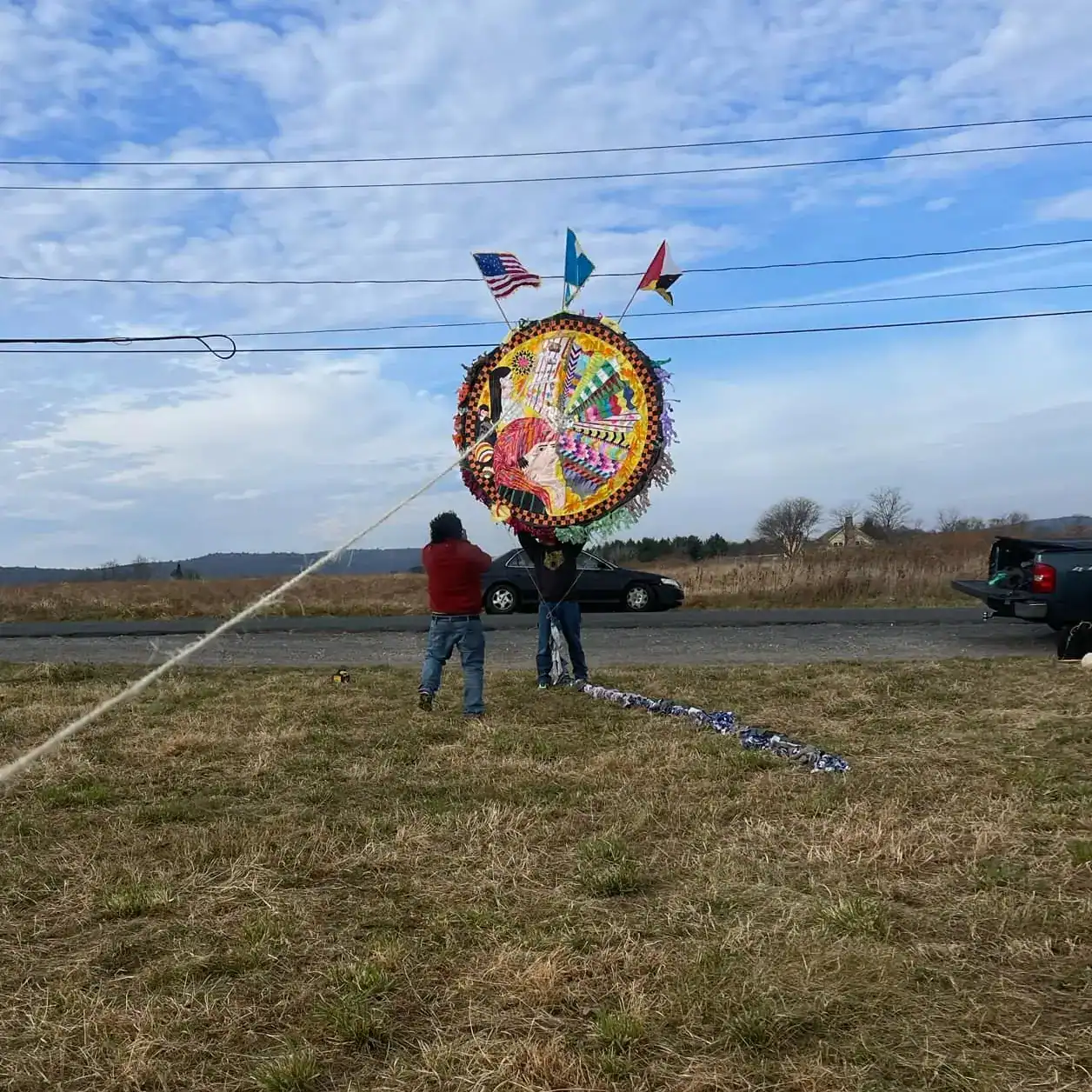 Nunca es tarde para un barrilete gigante: guatemaltecos elevan uno en Massachussets
