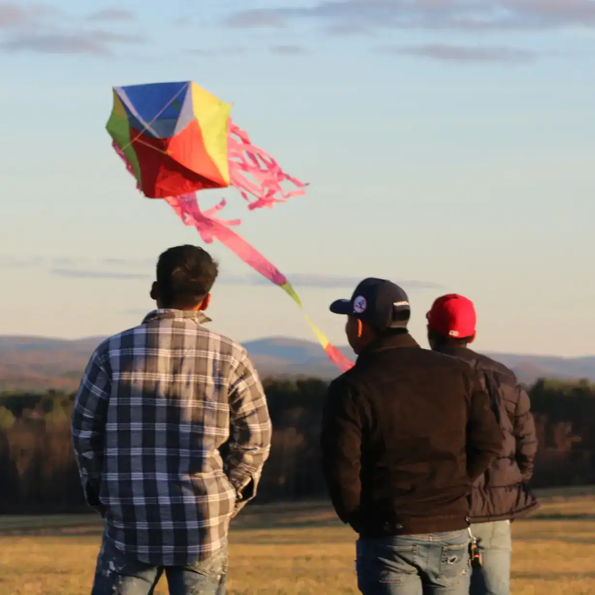 Migrantes elevan sus barriletes en llanura de los Berkshires, Massachussetes.
