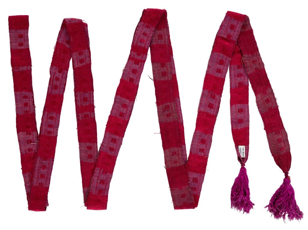 Vara de salido tradicional mexicana, color rojo con cinta y flecos morados, símbolo de cultura y festividad, perfecta para celebraciones y eventos folclóricos mexicanos. – SoyMigrante.com REVISTA