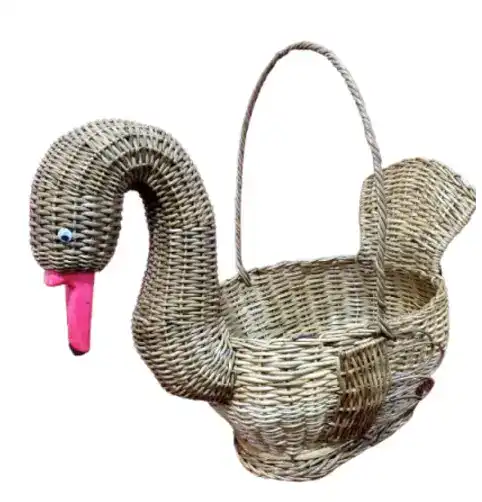 Vaso decorativo en forma de cisne hecho de mimbre, perfecto para decorar espacios con estilo artesanal y natural. – SoyMigrante.com REVISTA