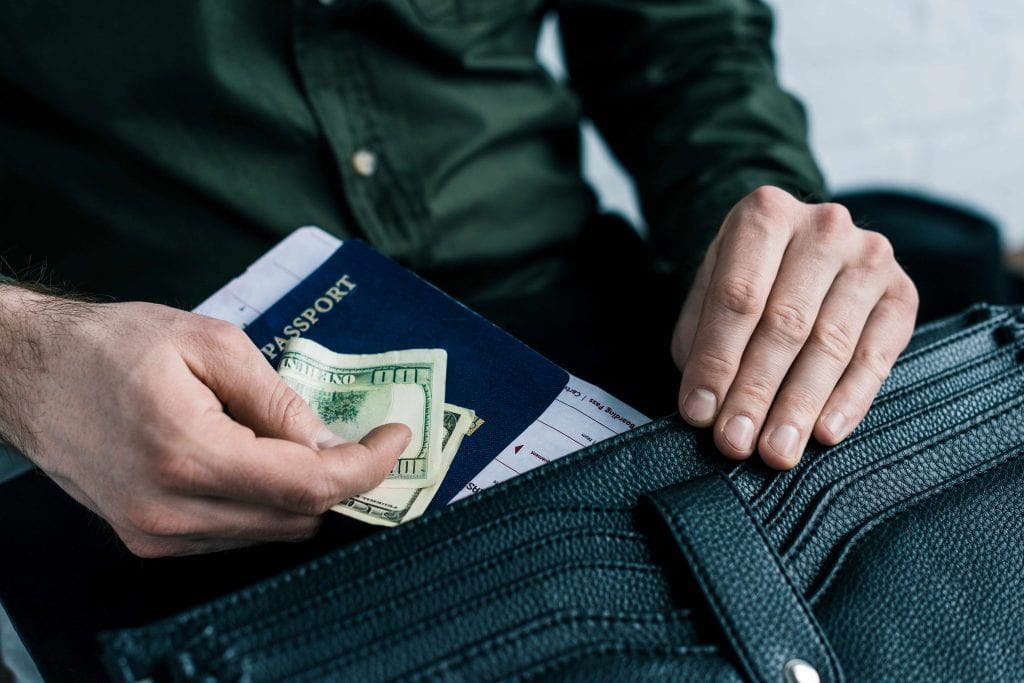 Dinero en efectivo y pasaporte en bolso para viajar internacionalmente. – SoyMigrante.com REVISTA
