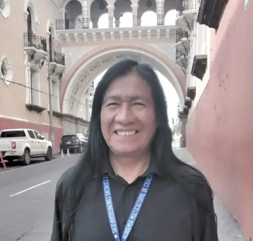 Estudiante con cultura y pasión en el centro histórico de la ciudad, participando en actividades culturales y académicas en un entorno urbano con arquitectura colonial. – SoyMigrante.com REVISTA