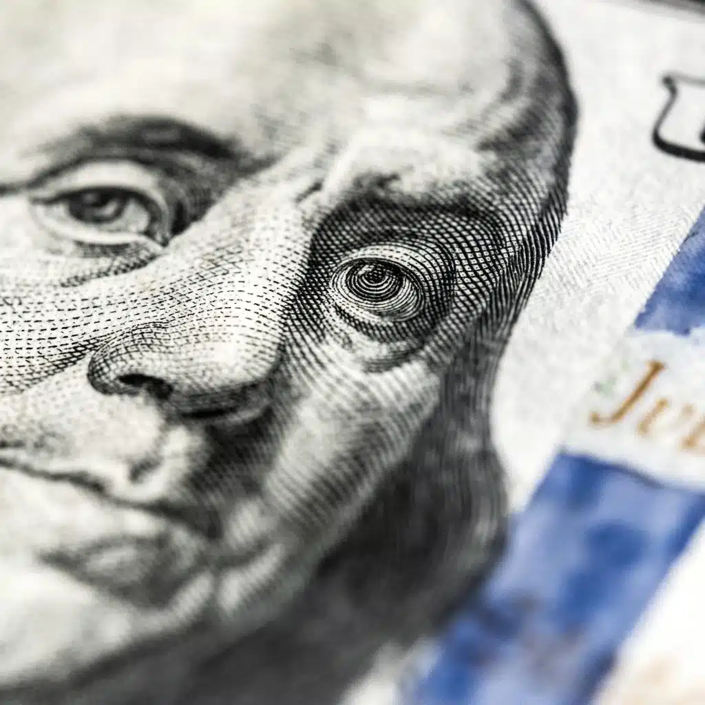 Dinero en efectivo, moneda de un dólar, close-up de rostro de barco en billete de dólar estadounidense. – SoyMigrante.com REVISTA