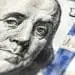 Dinero en efectivo, moneda de un dólar, close-up de rostro de barco en billete de dólar estadounidense.