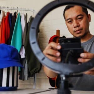 Cámara fotográfica, trabajo de fotógrafo, contenido visual, moda, ropa, accesorios, creación de contenido digital, cultura migrante, medios de comunicación, historia de migrantes, revista SoyMigrante.com.