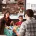 Familia cenando en cocina moderna, valores familiares, comida casera, unión familiar, ambiente cálido y acogedor, comunidad hispana, tradición cultural, celebración familiar, estilo de vida saludable, diversidad cultural.