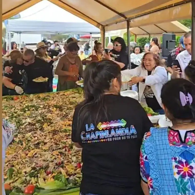 Verduras y ingredientes frescos en una feria gastronómica mexicana celebrada por la comunidad migrante. – SoyMigrante.com REVISTA