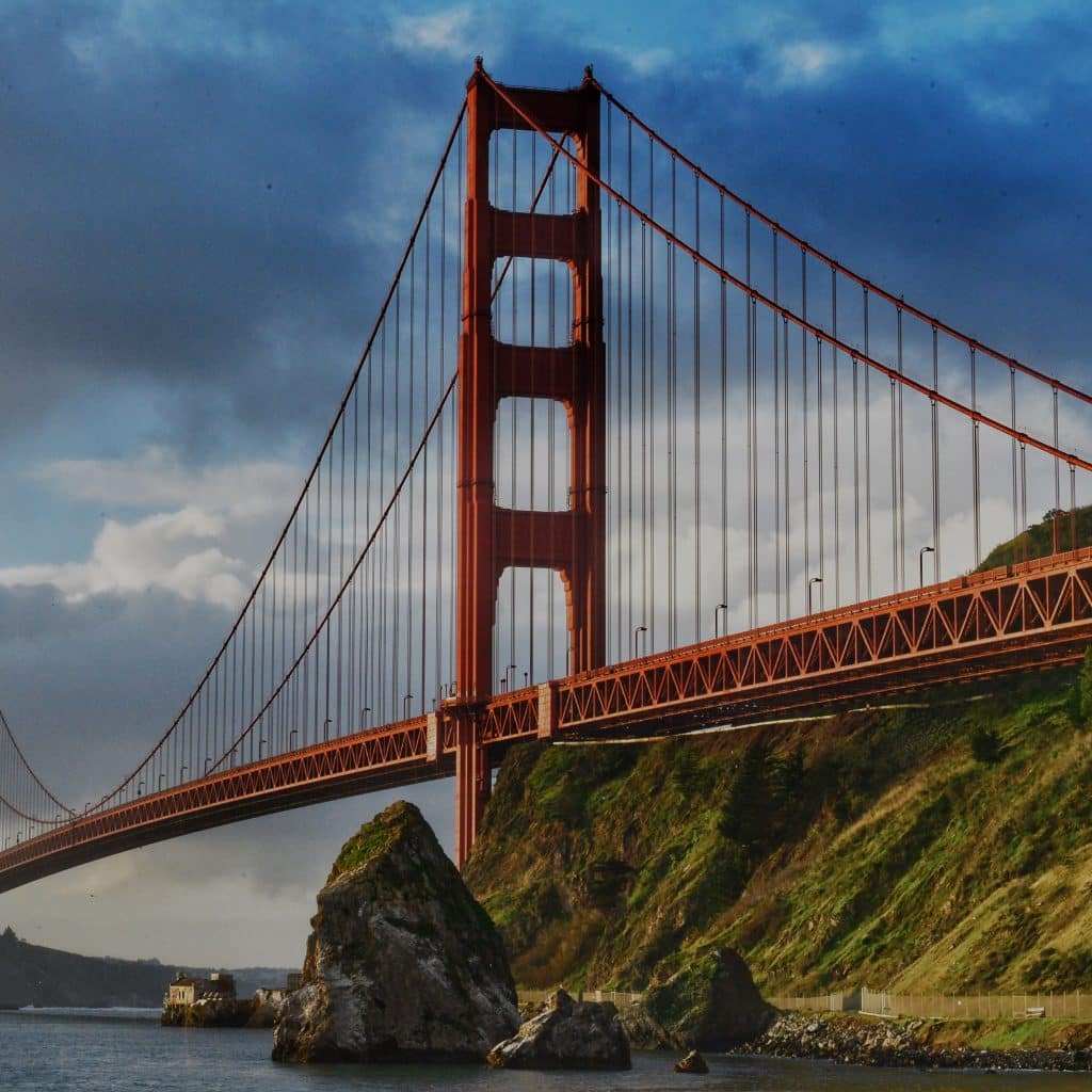 Puente Golden Gate en San Francisco, icono de inmigración y conectividad internacional en la revista SoyMigrante.com. – SoyMigrante.com REVISTA