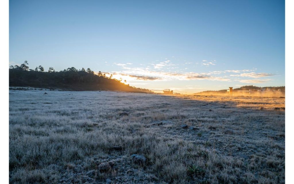 El sol está por salir y en menos de una hora la escarcha de la madrugada habrá desaparecido. Quizá mañana regrese o hasta la próxima helada. (Foto Abel Juárez) – SoyMigrante.com REVISTA El sol está por salir y en menos de una hora la escarcha de la madrugada habrá desaparecido. Quizá mañana regrese o hasta la próxima helada. (Foto Abel Juárez) – SoyMigrante.com REVISTA