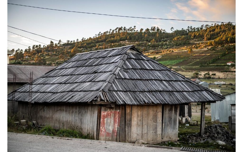 Todavía es posible encontrar en Los Cuchumatanes las tradicionales casas con paredes y techo de tejas de madera. IFoto Abel Juárez) – SoyMigrante.com REVISTA Todavía es posible encontrar en Los Cuchumatanes las tradicionales casas con paredes y techo de tejas de madera. IFoto Abel Juárez) – SoyMigrante.com REVISTA