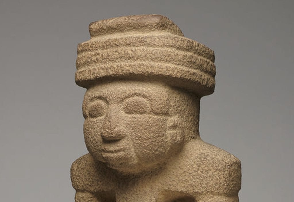 Ancestro prehispánico en piedra con tocado tradicional, símbolo cultural y artístico de las civilizaciones antiguas mexicanas. – SoyMigrante.com REVISTA