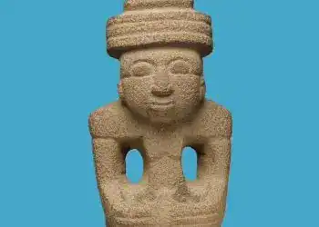 Arte prehispánico de Mesoamérica, escultura en piedra con figura humana y accesorios tradicionales, representando cultura indígena y tradiciones ancestrales en México.