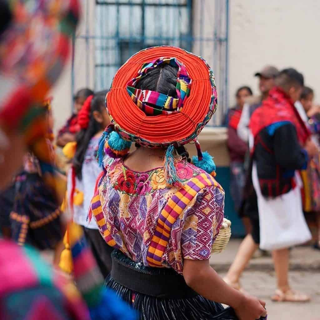 Colorida vestimenta tradicional indígena en el evento cultural de SoyMigrante.com Revista, resaltando la belleza y diversidad de las culturas originarias mexicanas.