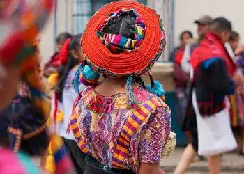 Colorida vestimenta tradicional indígena en el evento cultural de SoyMigrante.com Revista, resaltando la belleza y diversidad de las culturas originarias mexicanas. – SoyMigrante.com REVISTA