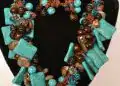 Vera artesanía de collar y pulsera con piedras turquoise y madera en tonos marrón y azul. Accesorios artesanales únicos hechos a mano para estilo bohemio y étnico. – SoyMigrante.com REVISTA