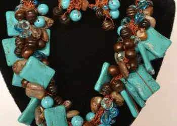 Vera artesanía de collar y pulsera con piedras turquoise y madera en tonos marrón y azul. Accesorios artesanales únicos hechos a mano para estilo bohemio y étnico.