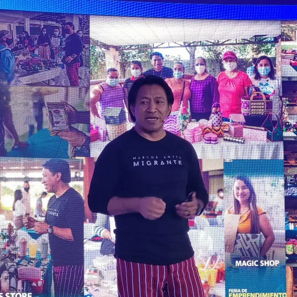 Migrante en feria de emprendimiento con productos hechos a mano y artesanías para la comunidad latina. – SoyMigrante.com REVISTA