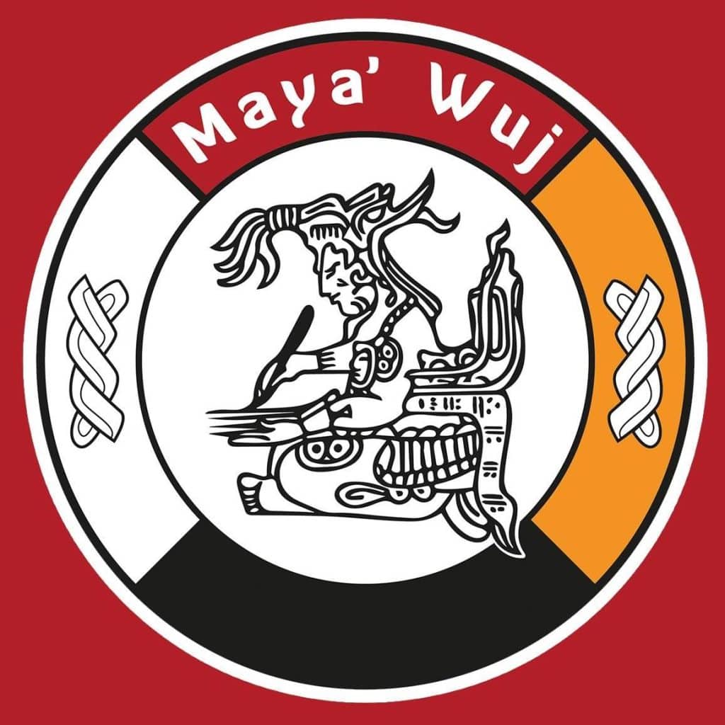 Guerrero Maya' Wuj, logotipo de Mayan Wuj, símbolo de la cultura originaria maya, destacado en la revista SoyMigrante.com, enfocado en migrantes y cultura indígena en México y América Central. – SoyMigrante.com REVISTA