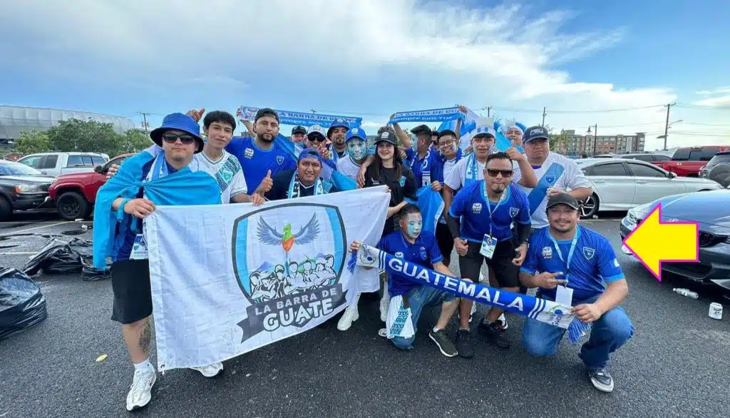 El amor a Guatemala y la pasión por el fubol llevaron a Mynor Osorio, junto a varios compatriotas a formar la Barra Guate, para apoyar a la Selección Nacional de Futbol cuando juegan en EE.UU. – SoyMigrante.com REVISTA El amor a Guatemala y la pasión por el fubol llevaron a Mynor Osorio, junto a varios compatriotas a formar la Barra Guate, para apoyar a la Selección Nacional de Futbol cuando juegan en EE.UU. – SoyMigrante.com REVISTA