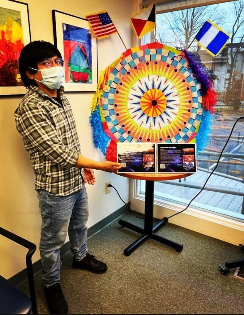 Colorido arte de carnaval con banderas internacionales en una exposición cultural en la revista SoyMigrante.com REVISTA. – SoyMigrante.com REVISTA