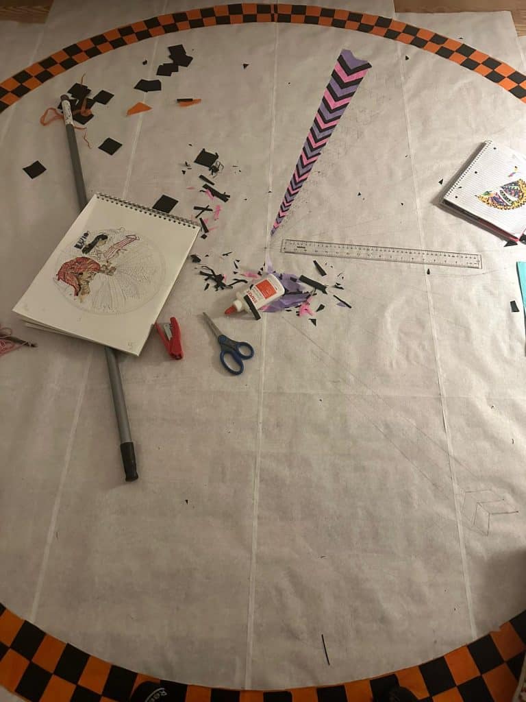 Lámina de cartelón con terminación de pictograma de la entrevista del profesional del área de comunicación y medios en el círculo de trabajo, rodeada de herramientas y materiales escolares o creativos.