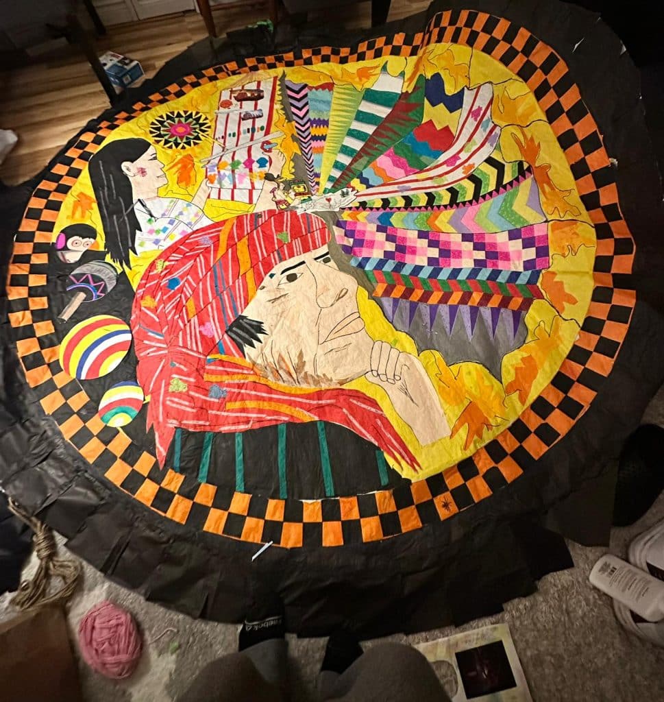 Colorido tapiz de arte mexicano con símbolos culturales y personajes tradicionales, ideal para promover la cultura en comunidades migrantes y eventos culturales en el contexto de SoyMigrante.com.