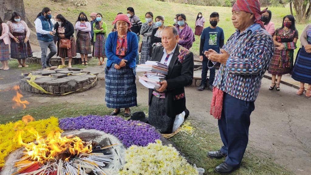 Quemados de ofrenda floral en ceremonia ancestral indígena en un espacio natural, con participantes respetuosos en vestimenta tradicional y moderna, en busca de fortalecer la cultura y raíces indígenas. – SoyMigrante.com REVISTA