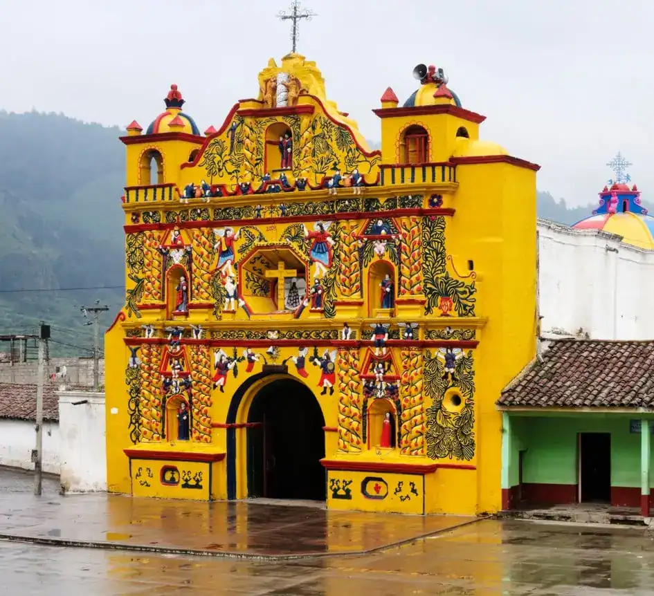 Mediación en la iglesia colorida en pueblo mexicano, con detalles de cultura y tradiciones religiosas mexicanas, en un día lluvioso en un pueblo montañoso. – SoyMigrante.com REVISTA