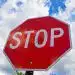 Prohibición de stop en la señal de tráfico en un cielo nublado, símbolo de restricción y alerta en las calles.