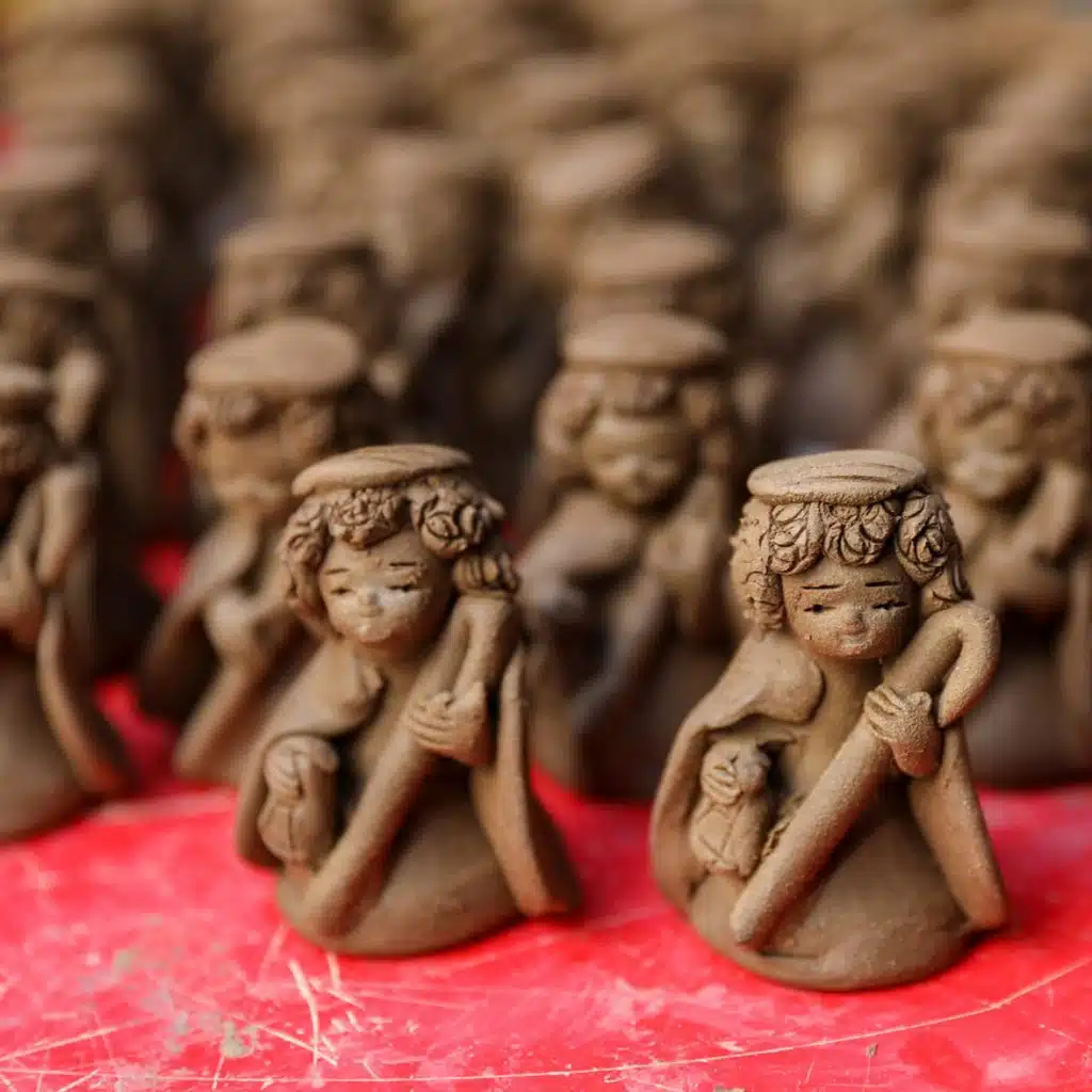 Archivo de figurillas de cerámica con estilo artesanal, ideales para decoración y coleccionismo, que representan niños con instrumentos musicales. Artesanía mexicana, cultura y arte popular.