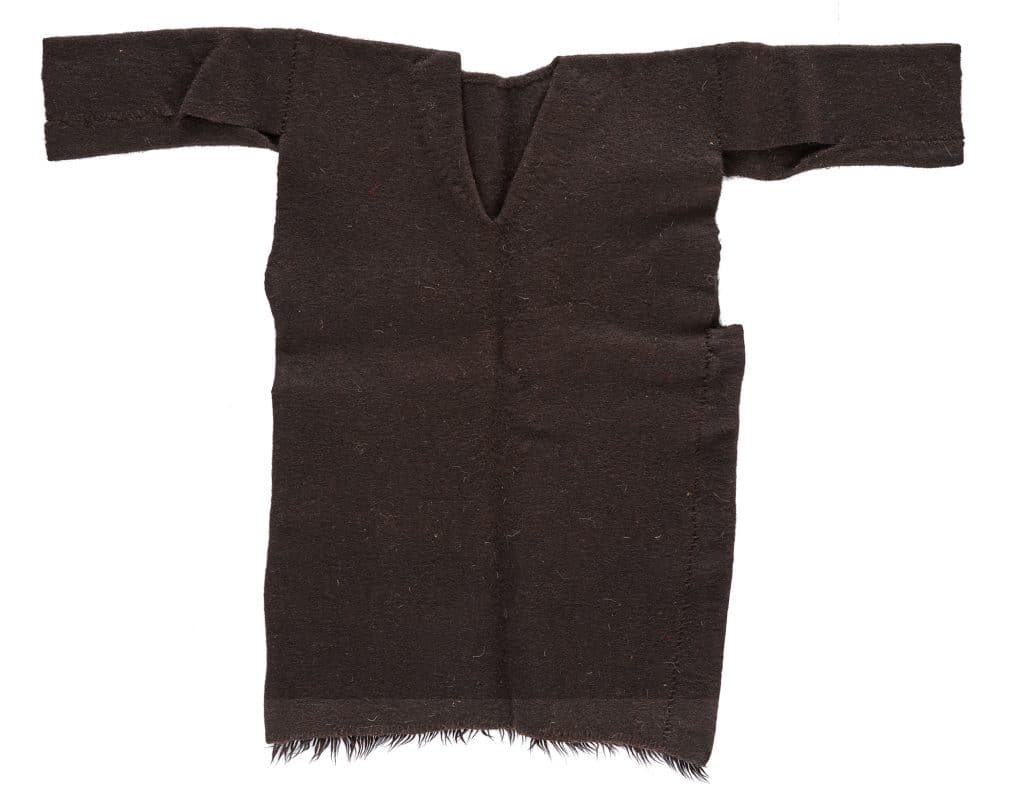 Abrigo negro de lana con capucha y dobladillo franjado, ideal para invierno. Modelo clásico y elegante, perfecto para complementar outfits casuales o formales en temporada fría. – SoyMigrante.com REVISTA